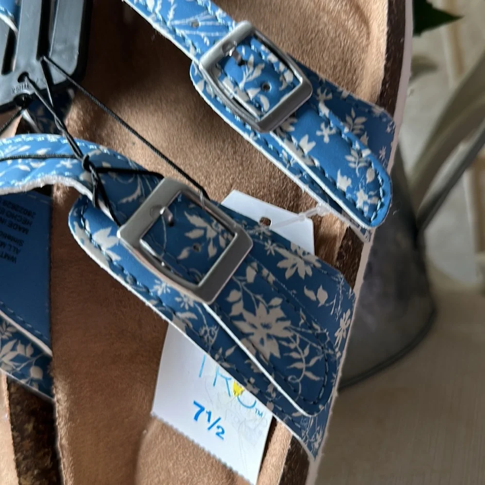 NWT women’s sandals size 7.5 blue & white floral with adjustable buckles - Picture 7 of 9